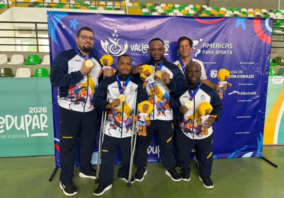 El deportista del Equipo Bogotá, Fabio Torres (centro), fue clave para que el parapowerlifting de Colombia ganara la medalla de oro por equipos en los Juegos Parasuramericanos Valledupar 2026. Foto cortesía CPC.