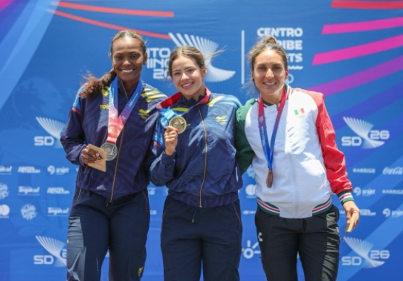 La patinadora bogotana Gabriela Rueda (centro), feliz con su medalla de oro en los Juegos Centroamericanos y del Caribe, único título que le faltaba a su rico palmarés. A su lado, Kollin Castro (izq.) y Valentina Letelier, de México (der.). Foto cortesía Prensa Santo Domingo 2026.