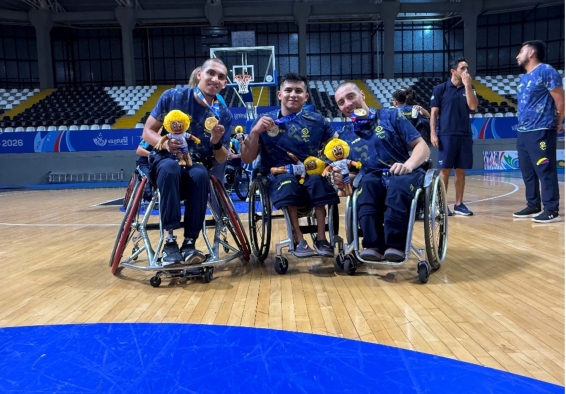 Jhoan Sebastián Peña Romero, Julián David López Romero y Federico López Rodríguez son los tres jugadores del Equipo Bogotá, campeones con Colombia en el baloncesto en silla de ruedas de los Juegos Parasuramericanos Valledupar 2026. Foto IDRD.