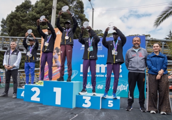 Los cinco mejores de la Media Maratón de Bogotá, en el podio, junto al director del IDRD, Daniel García. Eric Sang (1), estableció nueva marca para la distancia. Foto IDRD.