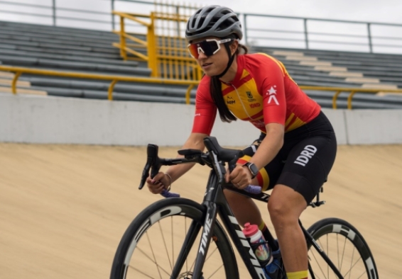Paula Ossa, en paracycling, le entregó la primera medalla de oro al Equipo Bogotá para Colombia en los Juegos Parasuramericanos Valledupar 2026. Foto IDRD.