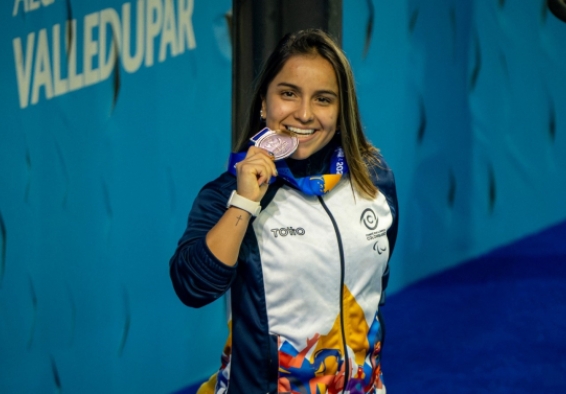 Sara Vargas –clase S7-, tuvo un día brillante y ganó tres medallas de oro en la paranatación, y con 5 preseas (4 oros y plata), es la máxima medallista del Equipo Bogotá en los II Juegos Parasuramericanos Valledupar 2026. Foto IDRD, Daniel Pérez, enviado especial.