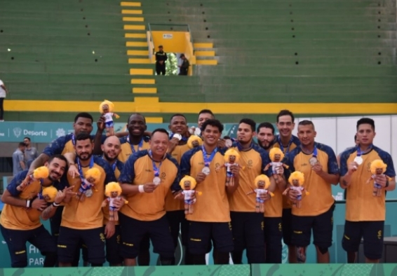 Selección Colombia de voleibol sentado, masculino, que fue subcampeona y medalla de plata en los II Juegos Parasuramericanos Valledupar 2026. Foto cortesía CPC.