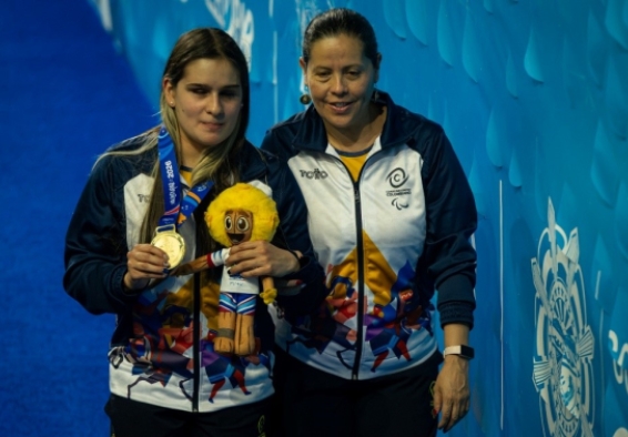 Sharit Yunque (izq.), ganadora de la primera medalla de Bogotá en paranatación en los II Juegos Parasuramericanos Valledupar 2026, con la entrenadora Darly Casas. Foto IDRD, Daniel Pérez, enviado especial.