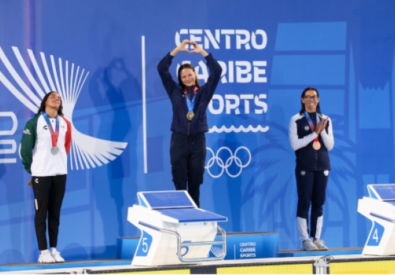 La nadadora bogotana Sirena Rowe (centro), ganó la medalla de oro en los 50 metros libre femenino, e impuso nuevo récord para esta prueba en los Juegos Centroamericanos y del Caribe. Foto cortesía COC.