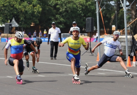 John Edwar Tascón (centro), del Equipo Bogotá, ganó el oro en los 100 metros sprint en los Juegos Centroamericanos y del Caribe Santo Domingo 2026. Foto cortesía COC.