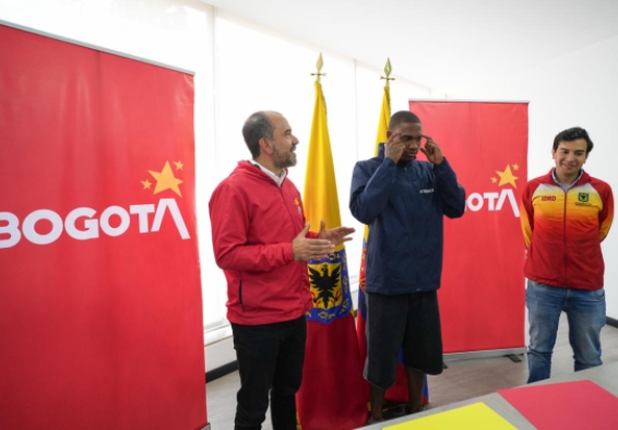 Durante su visita al IDRD, Ronal Longa explicó cómo ha trabajado la parte física y especialmente la parte mental, para tener el rendimiento que tiene ahora. Con él, Daniel García Cañón (izq.), director del Instituto, e Iván Morales, subdirector de Recreación y Deporte. Foto IDRD.