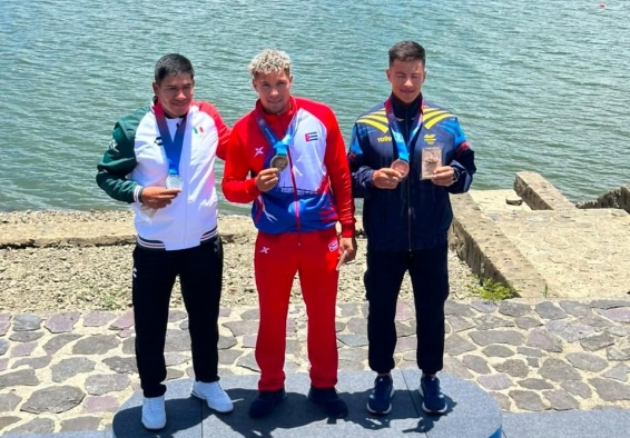 Daniel Pacheco (derecha), ganó dos medallas de bronce en canotaje en la jornada de los XXV Juegos Centroamericanos y del Caribe 2026. Foto IDRD / Fernando Ávila.