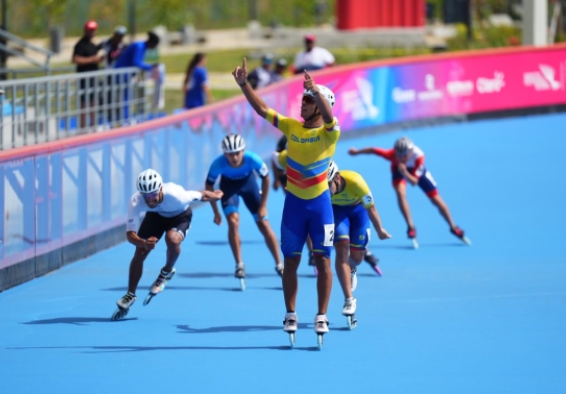 John Edwar Tascón celebra su tercera medalla de oro en los Juegos Centroamericanos y del Caribe Santo Domingo 2026. Es el máximo medallista del Equipo Bogotá en las justas. Foto IDRD / Andrés ROT, enviado especial.