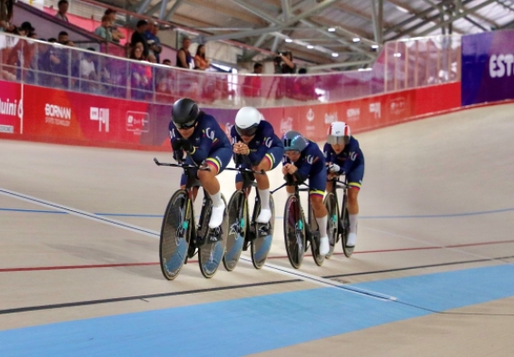 Camila Valbuena (der.), cerrando el grupo, fue pieza clave en la consecución de la medalla de oro en la persecución por equipos para Colombia en el ciclismo de pista. Foto cortesía COC.