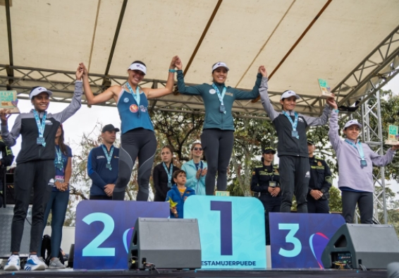 El podio de la Carrera de la Mujer 2026. En el tercer lugar, la olímpica Angie Orjuela, del Equipo Bogotá, quien se recupera de una lesión y apenas está volviendo. Foto IDRD.