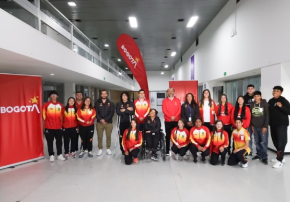 Varios deportistas estuvieron en la posesión de los miembros de la Comisión de Atletas del Equipo Bogotá, junto al director del IDRD Daniel García, y al subdirector de Deportes, Iván Morales. Foto IDRD.