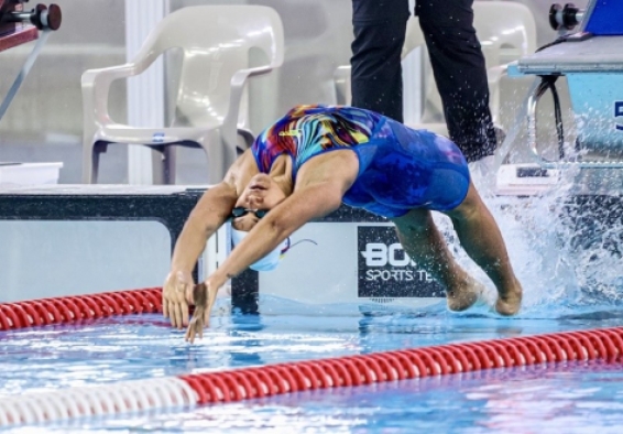 Jasmín Pistelli abrió su participación en los Juegos Suramericanos con cuarto lugar en 50 mts espalda, pero luego remató magistralmente el relevo 4x200 mts libres femenino, para asegurar la medalla de plata. Foto cortesía COC.