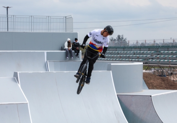 Luis Oswaldo Rincón sacó un repertorio sensacional en la final del ciclismo BMX Freestyle, y se colgó la medalla de oro en los XIII Juegos Suramericanos Santafé 2026, en Argentina. Foto cortesía COC.