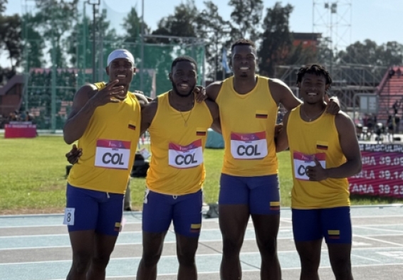 Equipo colombiano de 4x100 mts planos, medalla de oro. Ronal Longa (izq,) fue el rey de la velocidad con 3 oros. Después de él, en orden, John Paredes, el también bogotano Carlos Palacios y Carlos Flórez. Foto cortesía COC..