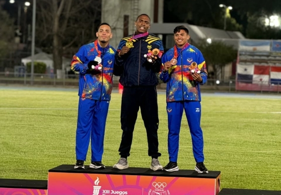Ronal Longa (centro), volvió a reinar en los 100 mts planos en un evento del ciclo olímpico. Ahora aputa a hacia los Jugos Panamericanos 2027 y los Juegos Olímpicos 2028. Foto IDRD.