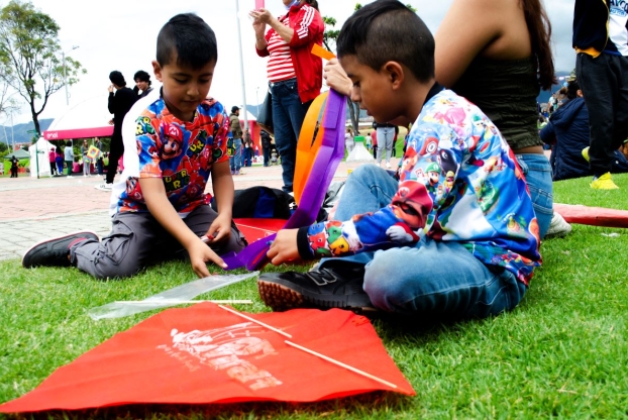 2 niños armando una cometa