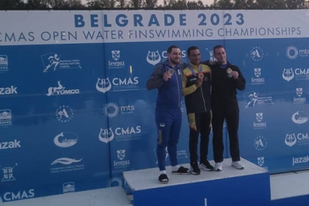 Alexander Jiménez en lo más alto del podio, en el Mundial de Natación con Aletas en aguas abiertas, al lado de Zakharov (izq.) y Armoutsis (der.). Foto cortesía Fedecas.