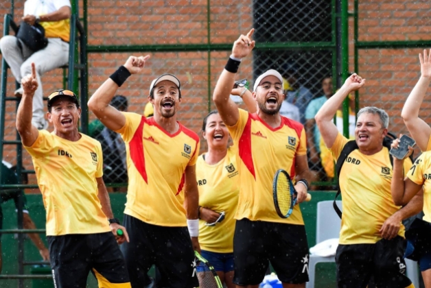 Cristian Rodríguez y Édgar Andrés Urrea, celebrando su victoria junto al Equipo Bogotá.