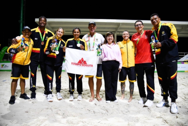 Isabela Alvira, Laura Escarpeta, Edgardo Puello y Jeferson Delahoz, junto a la directora Blanca Durán, Laura Sin y Jairo Mahecha. 