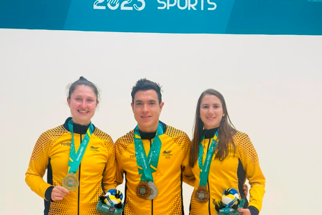 Los bogotanos LauraTovar (izq.), Miguel A. Rodríguez (cen.) y Catalina Peláez, medalistas en squash en los Juegos Panamericanos Santiago 2023. Foto cortesía COC.