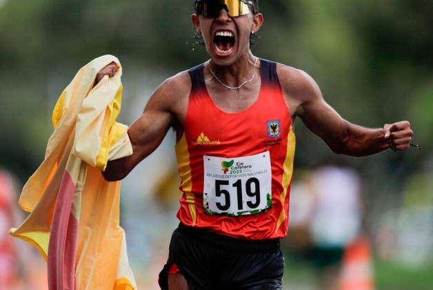 Mateo Romero Blanco celebra su medalla de oro en los 20 Kilómetros en Marcha.