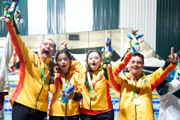 Equipo del relevo mixto 4 x 50 metros que ganó oro este lunes en la piscina de la Universidad del Quindío.