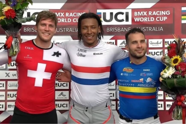 Carlos Ramírez (der.), bronce en la Copa Mundo Uci de BMX en Australia. Con él, Cedric Butti de Suiza (izq.) -plata- y el británico Key Whyte (oro). Foto cortesía prensa UCI.