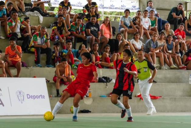 El Colegio Gustavo Rojas Pinilla, en fútbol de salón femenino, fue el único clasificado en juvenil por Bogotá a la Final Nacional. Foto IDRD / Alejo Rivera, enviado especial.