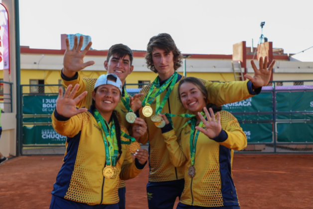 Valentina Mediorreal (izq.) y Mariana Higuita, junto con Juan Trujillo (i) y Samuel Heredia (d), equipo de tenis de Colombia que barrió en los Bolivarianos de la Juventud. Foto cortesía COC.