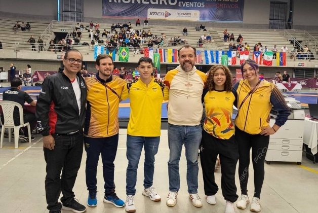 El IDRD acompañó a los atletas del Equipo Bogotá en el Panamericano Sub-23 de Lucha. Aparecen (izq. a der.) William Nieto (jefe de Alto Rendimiento del IDRD), Maicol Suárez (entrenador), Cristopher Verástegui, Daniel García Cañón (director del IDRD), Yusmi Chaparro y Nicoll Parrado. Foto IDRD.