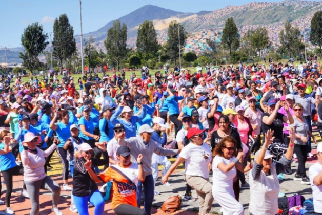 Actividad física en parque El Tunal