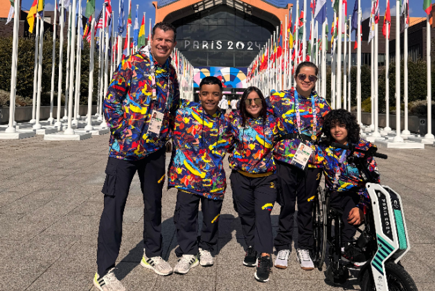 Equipo Bogotá de paranatación, en París 2024 (Izq. a der.) Estivens Ruiz (entrenador), David Rendón (primer bogotano que va a competir), Sara Vargas, Laura González y Gabriela Oviedo. Foto IDRD.