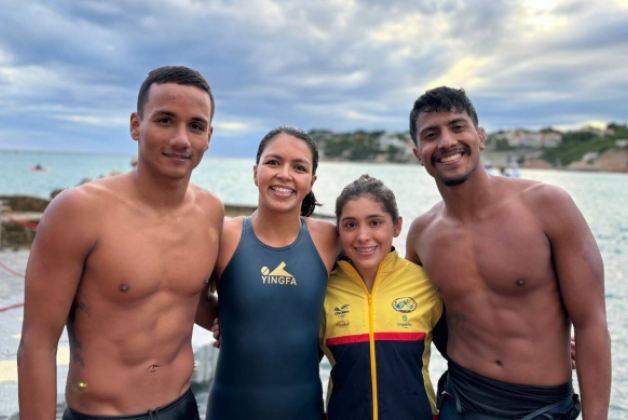 Alexander Jiménez (izq.) dos títulos mundiales en natación con aletas; con él (izq. a der.) María Clara Lopera, la bogotana Laura Saavedra y Alejandro Hurtado, equipo que ganó plata en el relevo mixto 4x1.000. Foto cortesía FEDECAS.