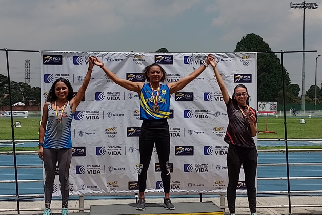 Karol Dayana Mosquera (centro), oro en el Suramericano U-23 de Atletismo en Bucaramanga. Foto IDRD.