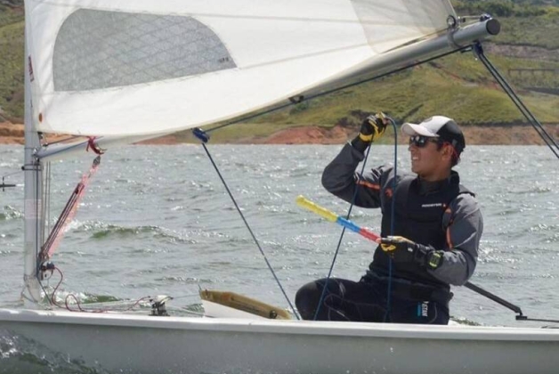 Juan Diego, puro rolo, navega por el oro en la represa de Calima. (Foto Fedevela)