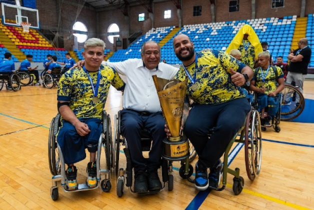 Los bogotanos campeones del Suramericano de Baloncesto en silla de ruedas. Daniel Parra, el profesor Luis Alberto Ninco y Julián Lopez. Foto IDRD.