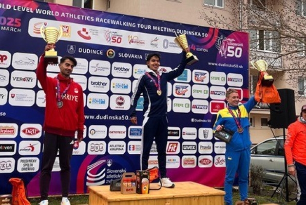 Mateo Romero (centro), logró en Dudinska, Eslovaquia su primer gran triunfo internacional / Foto prensa evento.