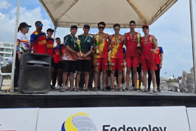 Podio U19 varones. En el centro, los campeones Martín Gaviria y Juan Felipe Uribe, de Bogotá. Foto IDRD.