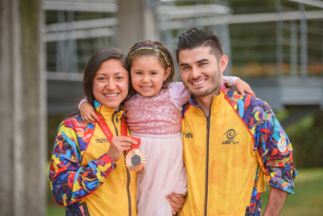 Paula Ossa, junto a su hija y Isabella y su esposo Edwin Matiz, con su medalla de los Juegos paralímpicos. Una mamá guerrera y campeona. Foto IDRD.