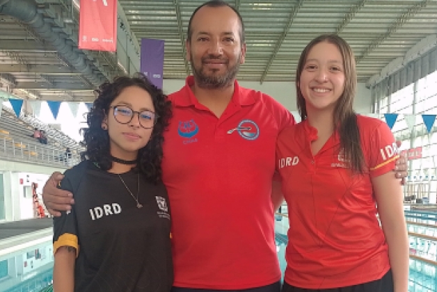 Las paraactividades subacuáticas se estrenan en los Juegos Mundiales en Chengdú, China, con la paraapnea dinámica. Dos bogotanas representarán a Colombia., Yuritza Arévalo (izq.) y María Carolina Rodríguez (der ); van con el entrenador Jimmy Acosta. Foto IDRD.