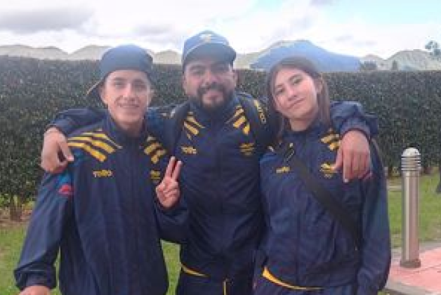 Juan Carlos Polanía (izq.), el entrenador Carlos Mayorga, y Luna Garzón (der.), el equipo de patinaje skateboarding en Los Panamericanos Junior Asunción 2025. Foto IDRD.