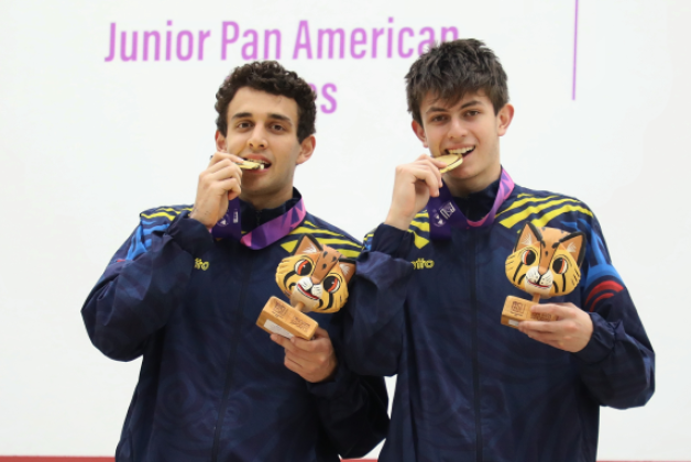 Juan José Torres Lara (izq.) y Juan Antonio Irisarri Suárez (der.), de squash, los dos máximos medallistas del Equipo Bogotá en Asunción 2025. Foto cortesía COC. 