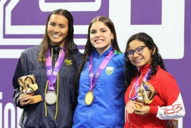 Samantha Baños (izq.), del Equipo Bogotá, en el podio de los 200 mts mariposa en la natación carreras de los II Juegos Panamericanos Junior Asunción 2025. Foto cortesía COC.