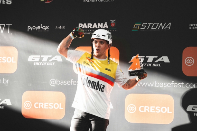 Luis Rincón celebrando su victoria en Brasil. Foto cortesía basefest.com.br.