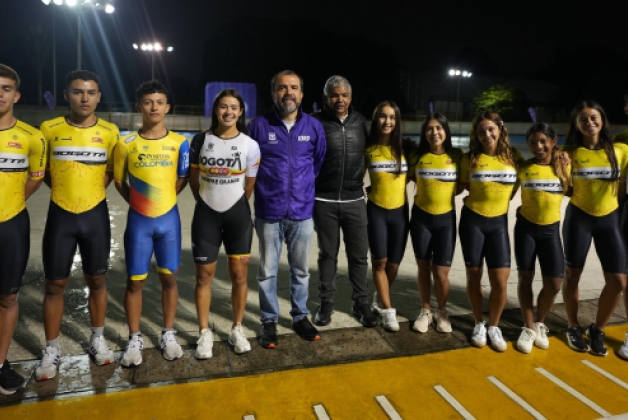 El director del IDRD, Daniel García (centro, de morado), con la mayoría de los deportistas del Equipo Bogotá que viajaron al Mundial de Patinaje de Carreras en China. Aparecen (izq. a der.) Diego A. Molina, Julián F. Pinilla, Rommel Velásquez, Gabriela Rueda, Daniel García, Elías Del Valle (entrenador), Manuela Rodríguez, Karol E. García, Manuela Saldarriaga, Marian Imitola, Angie K. Loaiza y Janier S. Camacho. Foto IDRD  