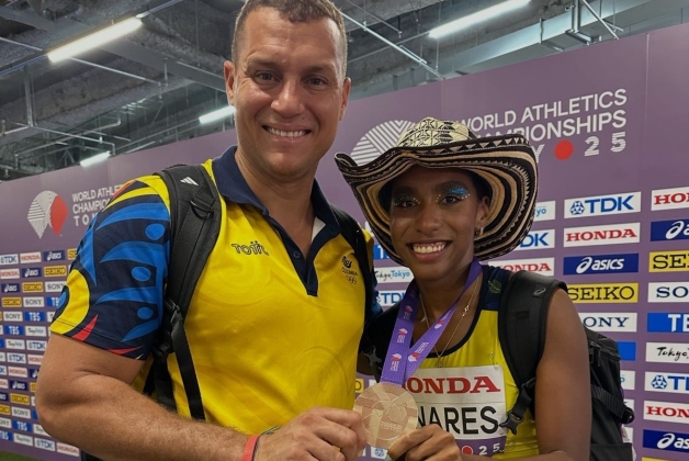 El entrenador Martín Suárez y su pupila, Natalia Linares, con su histórica medalla de bronce en el salto largo del Mundial de Atletismo en Tokio. Foto IDRD.