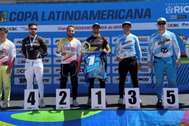 Otra vez en el podio, tras un año sin correr debido a una lesión, el doble medallista olímpico de BMX Racing, Carlos Ramírez, en la Copa Iberoamericana y Latinoamericana en Brasil. Aparecen (izq. a der.) Santiago Suárez, de Bogotá, sexto, Guilherme Ribeiro (Brasil, cuarto), Carlos Ramírez, de Bogotá (plata), Mateo Carmona (Colombia, oro), Gonzalo Molina (Argentina, bronce), Federico Villegas (Argentina, quinto) y Pedro Vinicius Santos (Brasil, séptimo). Foto prensa Confederación Brasileña de Ciclismo.