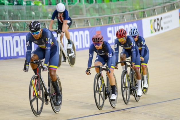 Diego Dueñas (izq.) y Paula Ossa (enseguida), en un entrenamiento en el Mundial de Paracycling en Pista. Fueron protagonistas y Dueñas ganó dos medallas de bronce. Foto cortesía UCI Paracycling.