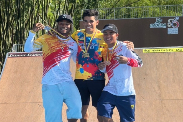 El Equipo Bogotá de BMX Freestyle que estará en el Campeonato Suramericano de Armenia. Aparecen (izq. a der.) Juan Caicedo, Luis Rincón y Saúl Hernández. Foto IDRD.